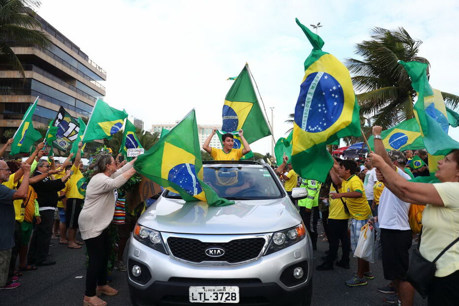 Apoiantes de Bolsonaro nas ruas à espera do resultado das eleições