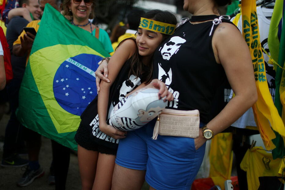 Apoiantes de Bolsonaro nas ruas à espera do resultado das eleições