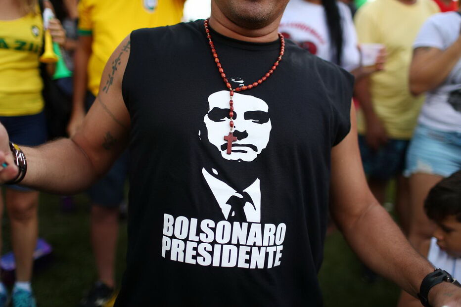 Apoiantes de Bolsonaro nas ruas à espera do resultado das eleições