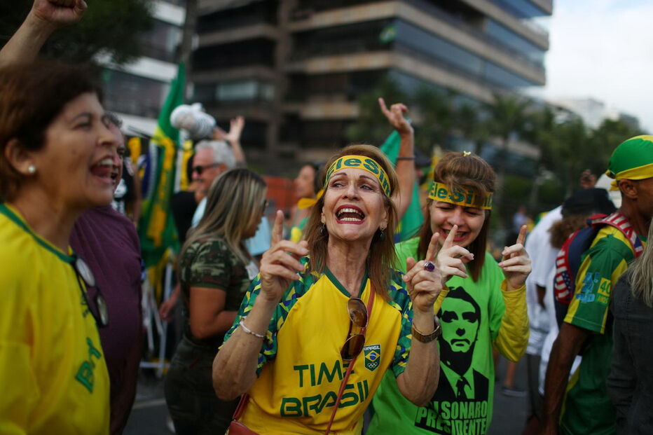 Apoiantes de Bolsonaro nas ruas à espera do resultado das eleições