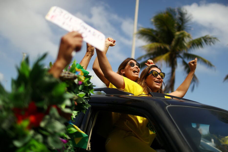 Apoiantes de Bolsonaro nas ruas à espera do resultado das eleições