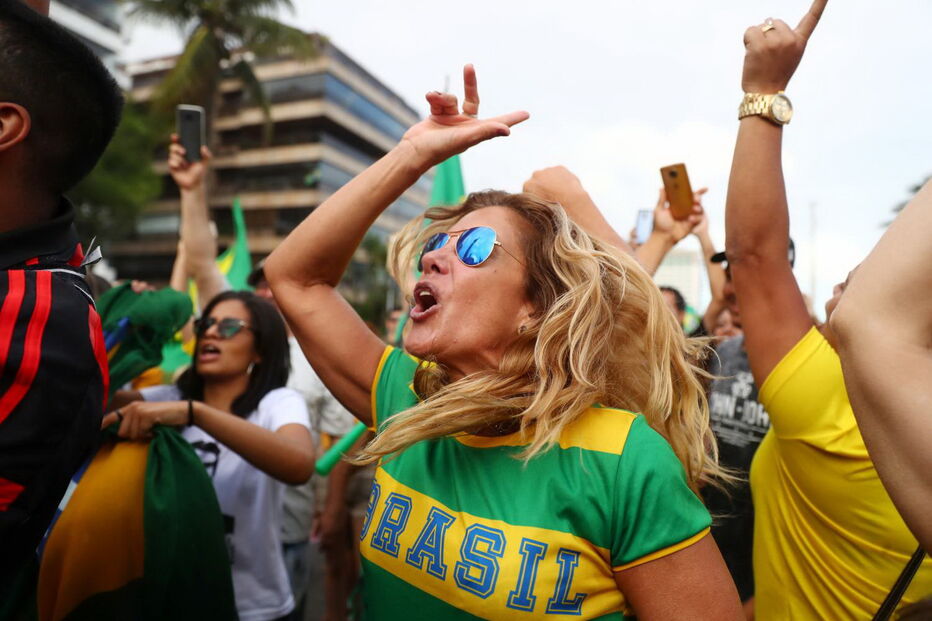 Apoiantes de Bolsonaro nas ruas à espera do resultado das eleições