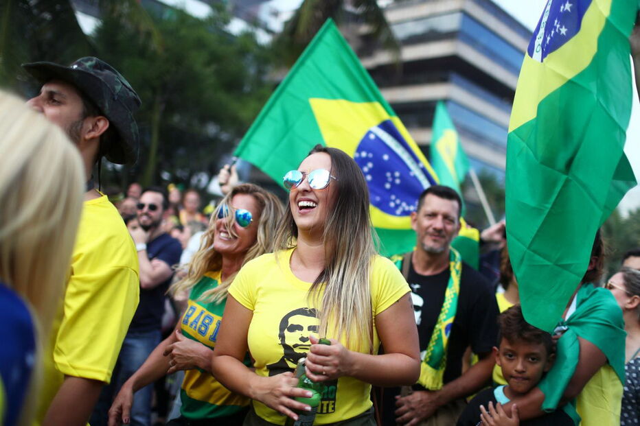 Apoiantes de Bolsonaro nas ruas à espera do resultado das eleições