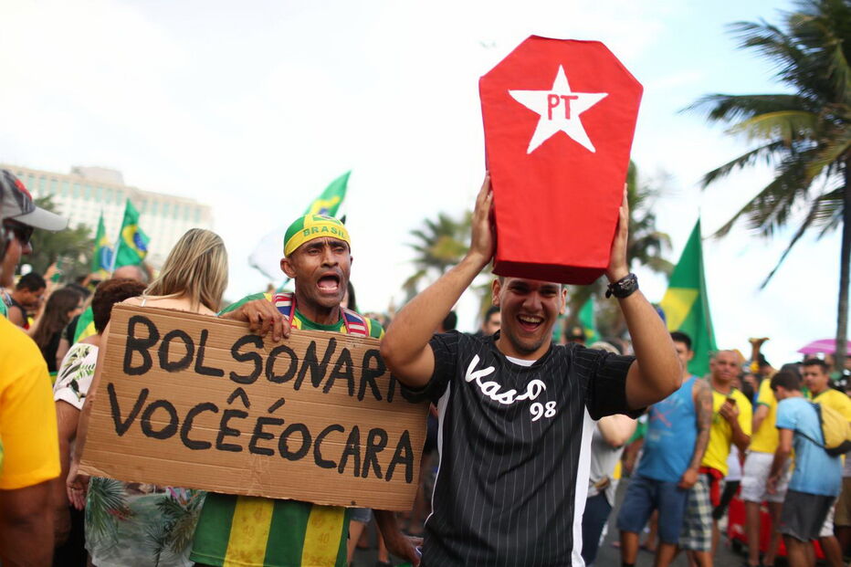 Apoiantes de Bolsonaro nas ruas à espera do resultado das eleições
