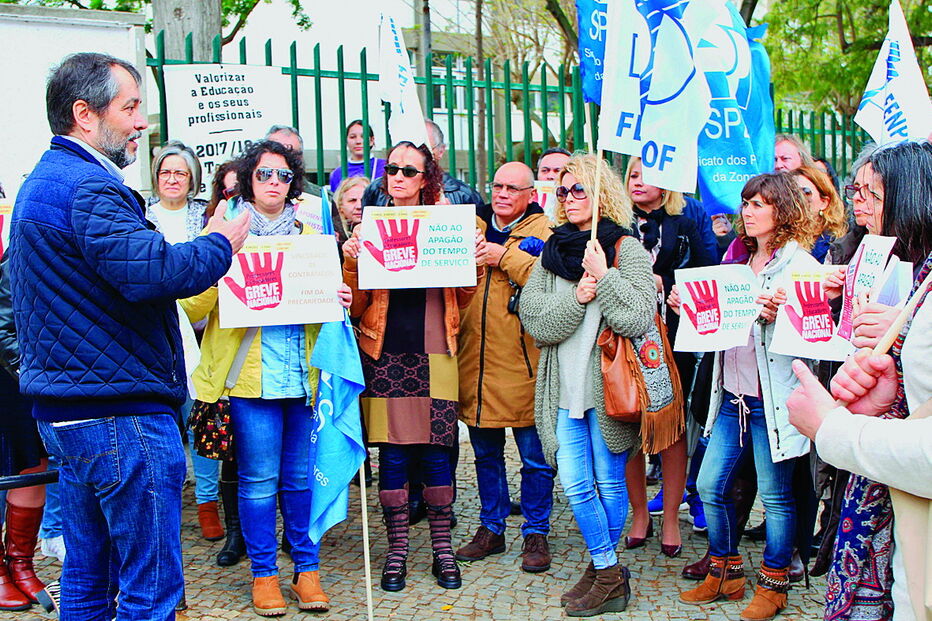 Professores começam hoje greve contra horários de trabalho ilegais que se pode estender até final do ano letivo 
