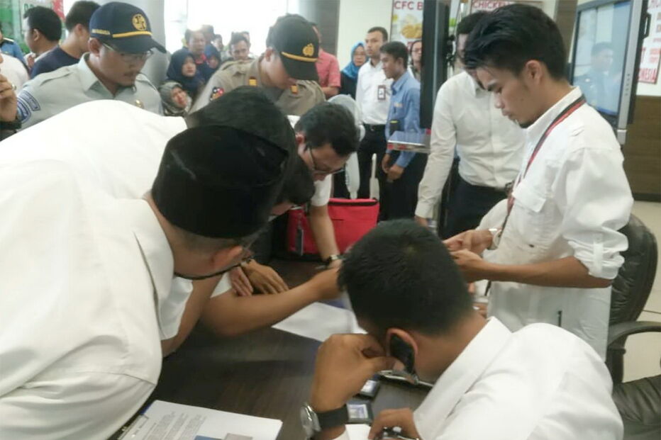 Familiares procuram informações sobre os passageiros do avião acidentado