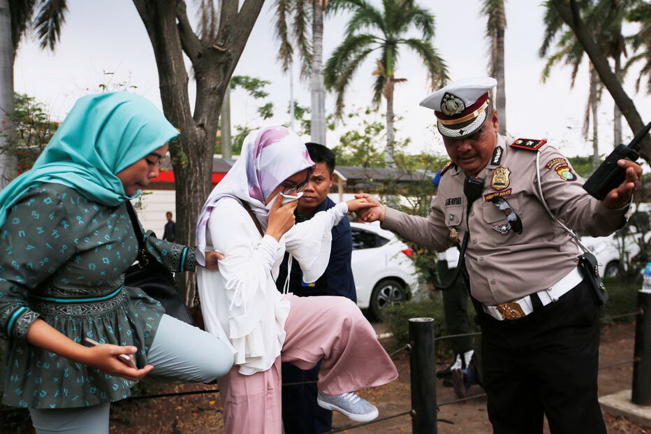 Familiares procuram informações sobre os passageiros do avião acidentado