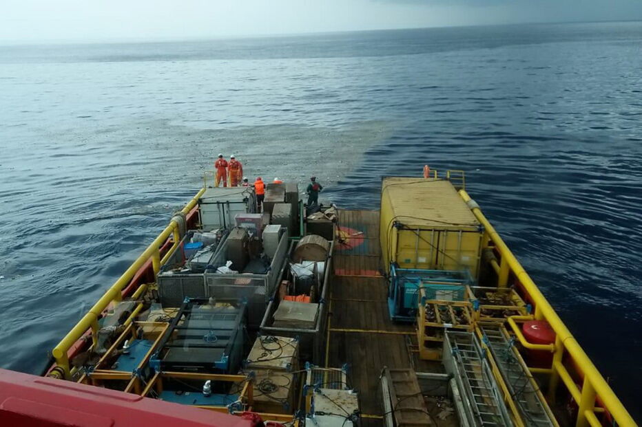 Partes do avião recolhidas pelas equipas de busca após acidente