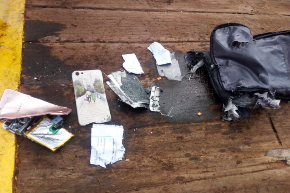 Pertences dos passageiros recolhidos pelas equipas de busca após acidente