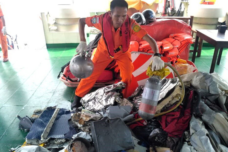 Trabalhos das equipas de busca na Indonésia