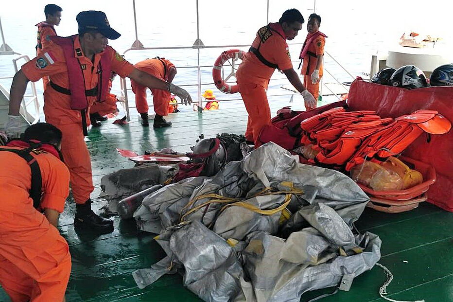 Trabalhos das equipas de busca na Indonésia