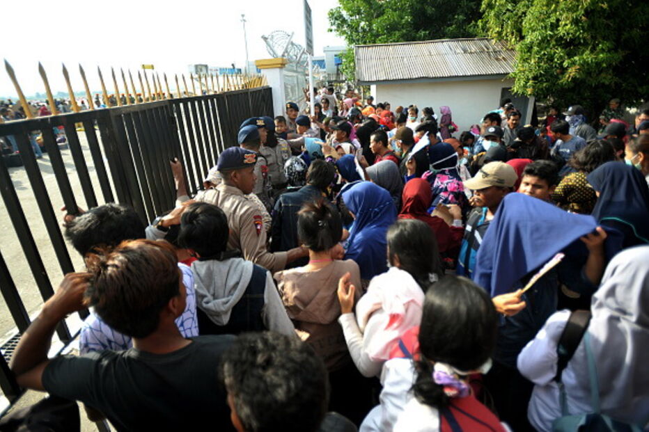 Partes do avião e pertences de passageiros recolhidos após acidente