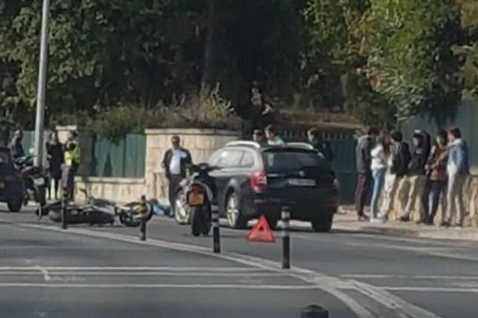 Acidente com motociclo na zona do Estoril 