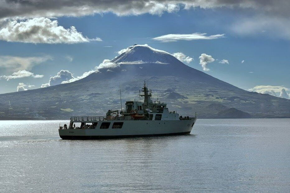 Navio-patrulha da Marinha Portuguesa patrulha as águas do Mediterrâneo. 