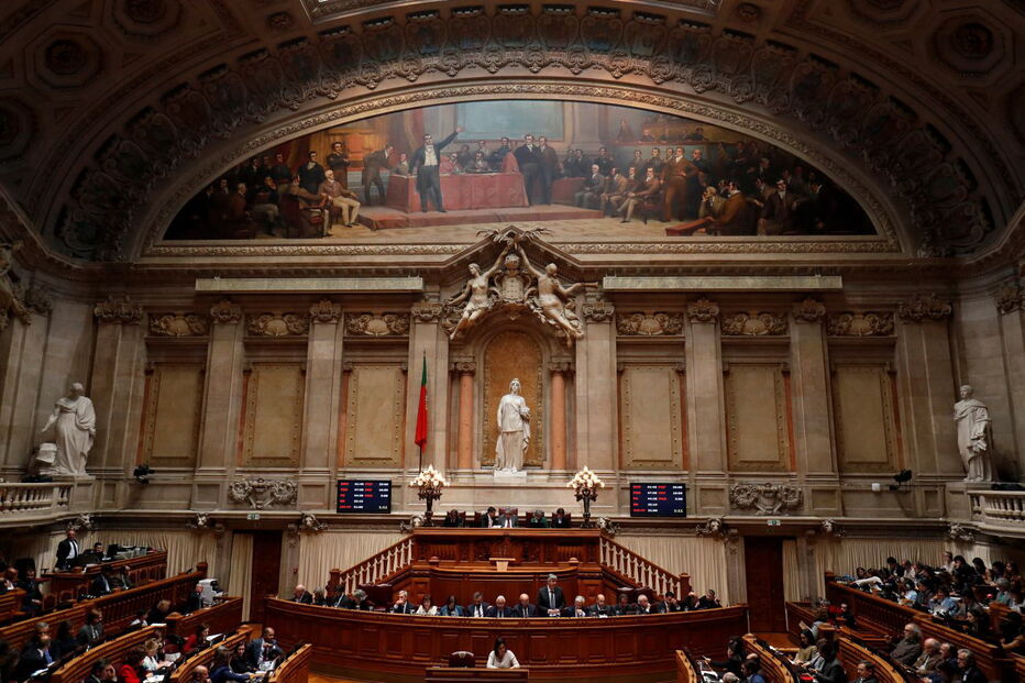 Isabel Moreira pinta as unhas durante debate do OE 2019