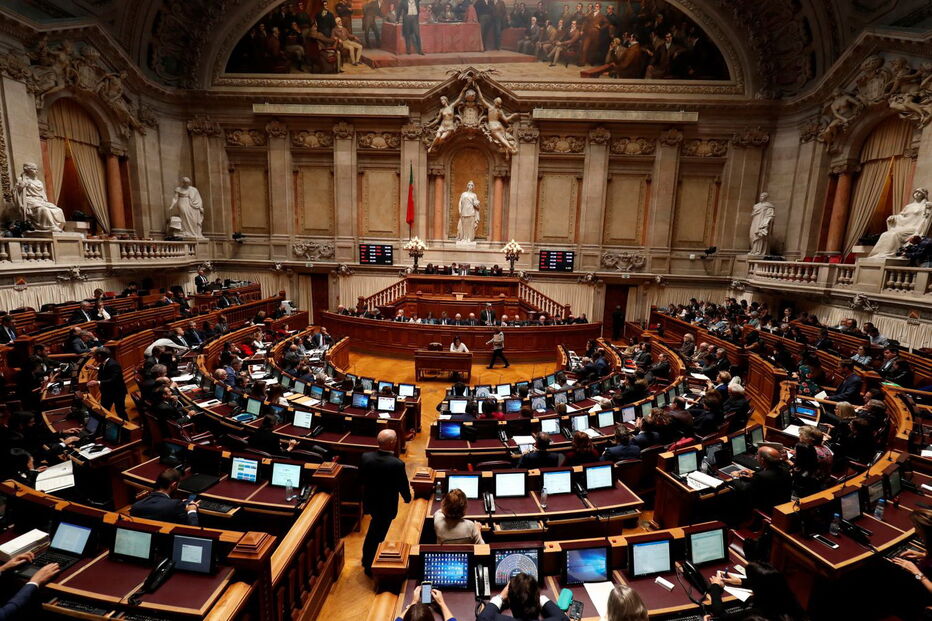 Isabel Moreira pinta as unhas durante debate do OE 2019