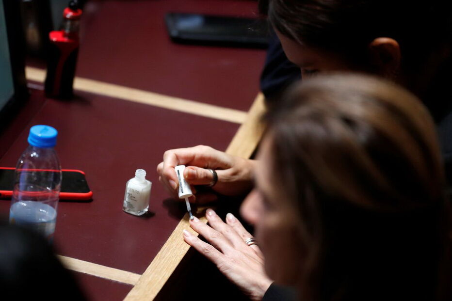 Isabel Moreira pinta as unhas durante debate do OE 2019