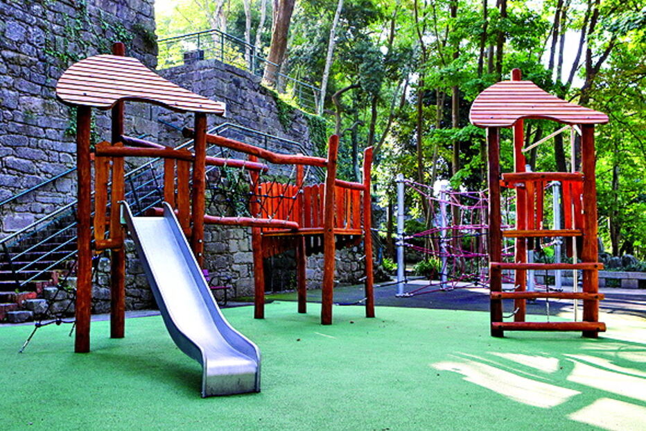 Parque infantil renovado junto dos jardins, Porto