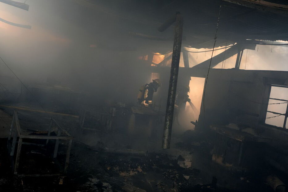 Chamas destruíram por completo a fábrica de móveis de Póvoa da Medronhosa 