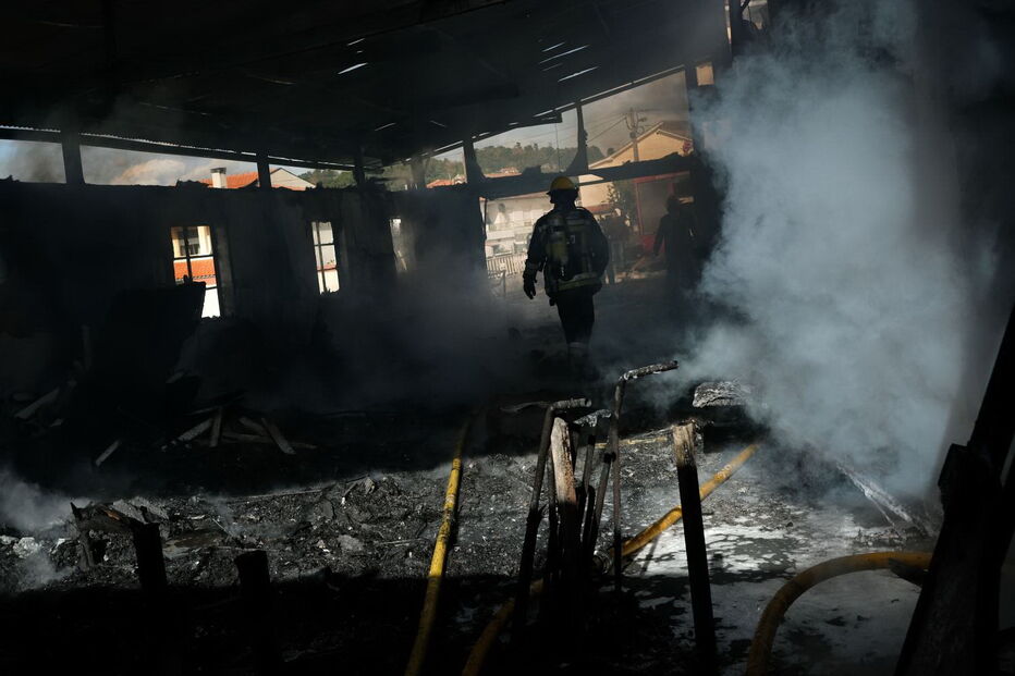 Chamas destruíram por completo a fábrica de móveis de Póvoa da Medronhosa 