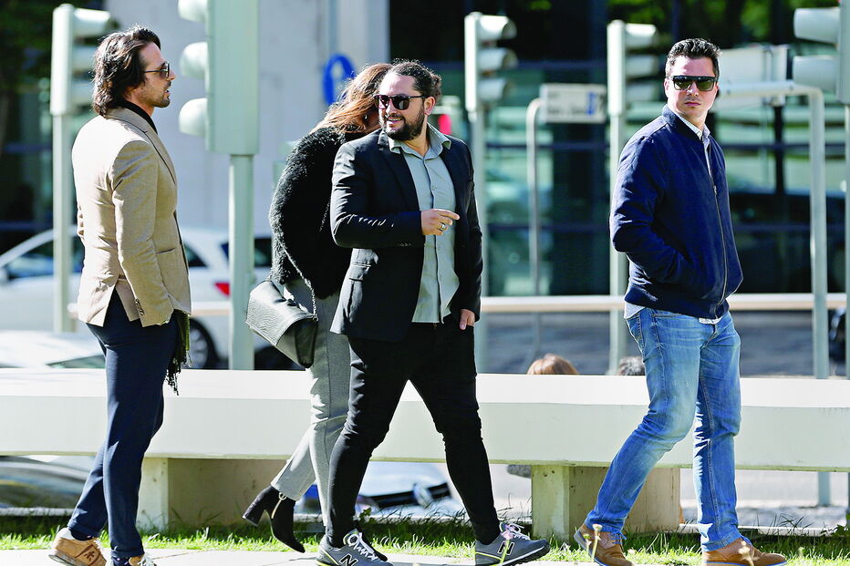 Carlos Silva, ao centro, acompanhado por Gustavo Oliveira (à direita) e o advogado de ambos, Nélson Sousa