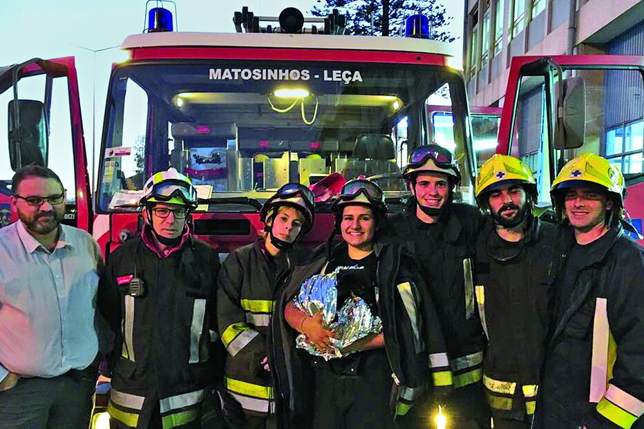 Equipa de resgate com a bombeira Rita Gonçalves a segurar na pequena Ovos, ao lado do colega Caio Silva