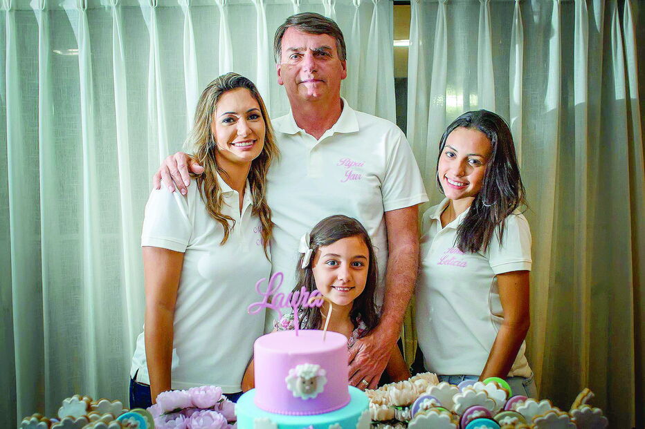 Michelle tem duas filhas: Letícia, de 16 anos, de uma relação anterior, e Laura, de oito, do casamento com Bolsonaro    