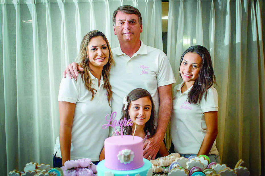 Michelle tem duas filhas: Letícia, de 16 anos, de uma relação anterior, e Laura, de oito, do casamento com Bolsonaro    