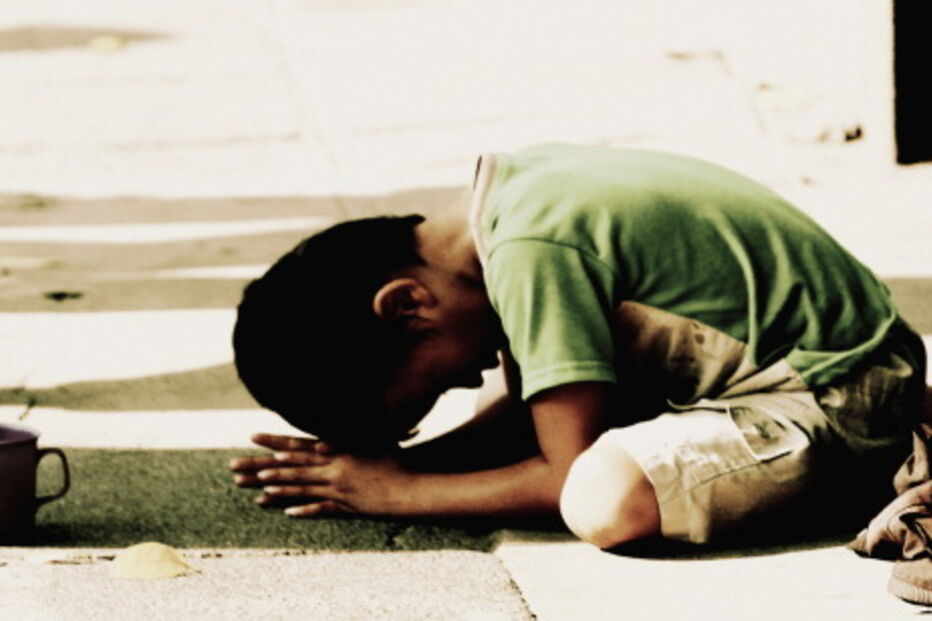 Criança a mendigar na rua