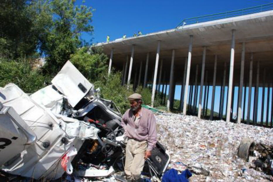 Camião despistou-se na A1 e caiu de ponte, em 2009