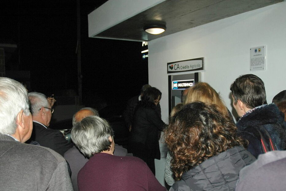 Padre benze caixa de multibanco em Vila do Conde