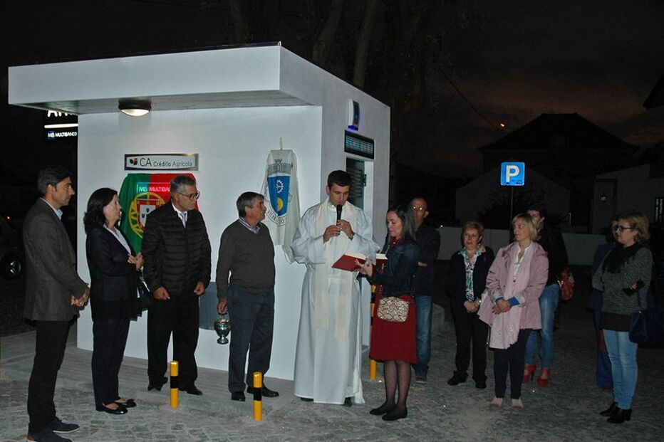 Padre benze caixa de multibanco em Vila do Conde