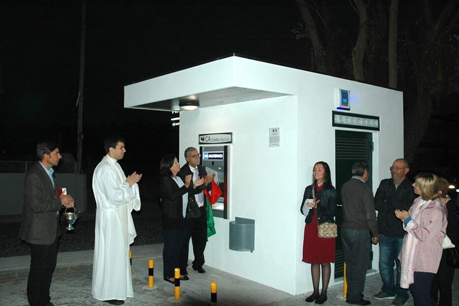 Padre benze caixa de multibanco em Vila do Conde