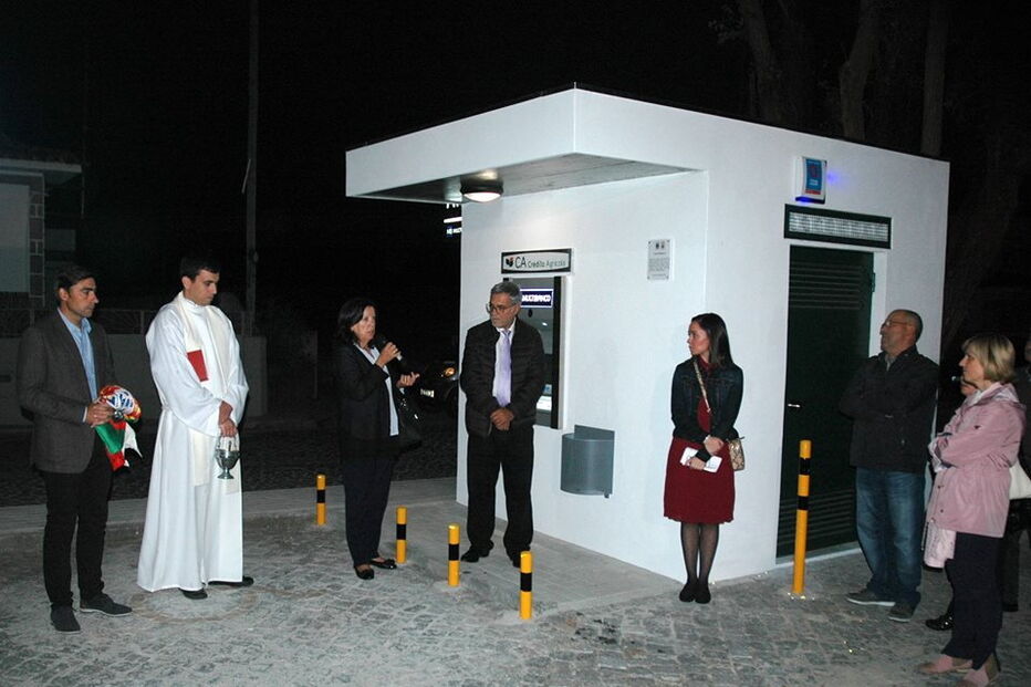 Padre benze caixa de multibanco em Vila do Conde