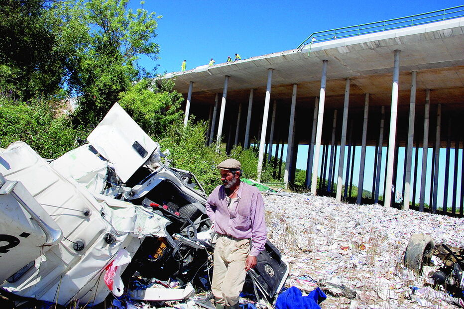Camião caiu de uma altura de 25 metros, após despiste, e ficou praticamente desfeito no chão. Motorista sobreviveu  