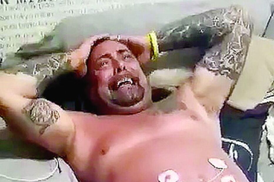 Pai ligado a eletroestimuladores sente dor de parto