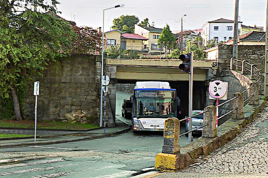 Passagem sob a linha de comboio, em Rio Tinto, onde só podem circular os veículos da frota antiga da STCP 