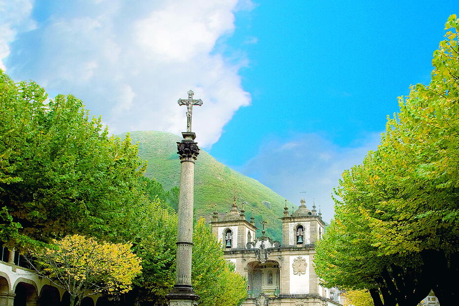 Santuário de Nossa Senhora da Abadia está localizado numa das encostas da freguesia de Santa Maria do Bouro 