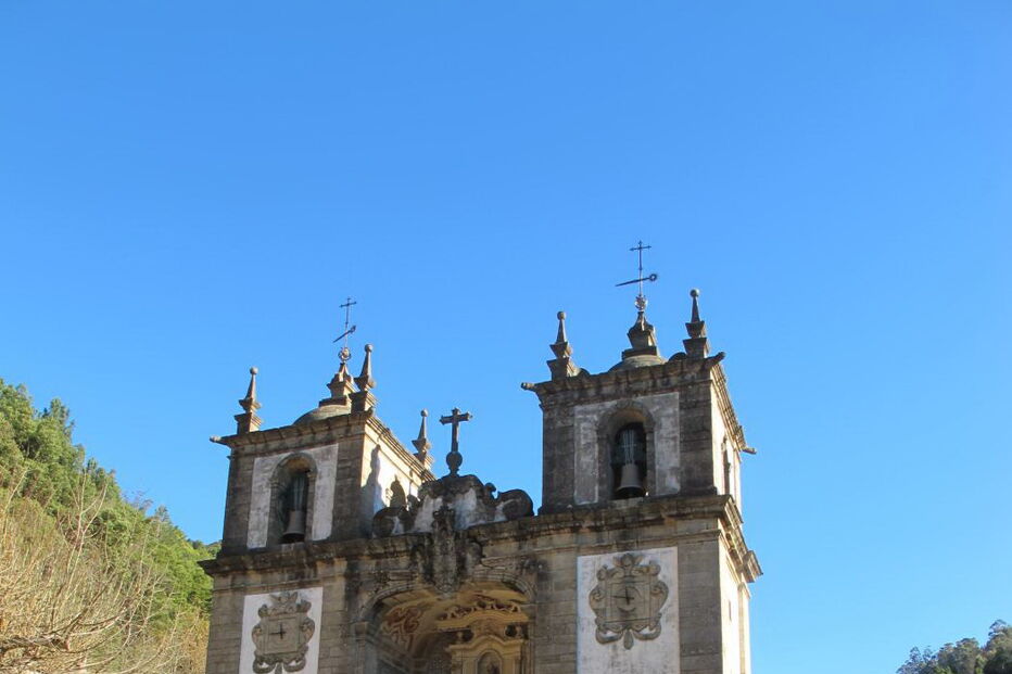 Santuário de Nossa Senhora da Abadia está localizado numa das encostas da freguesia de Santa Maria do Bouro 