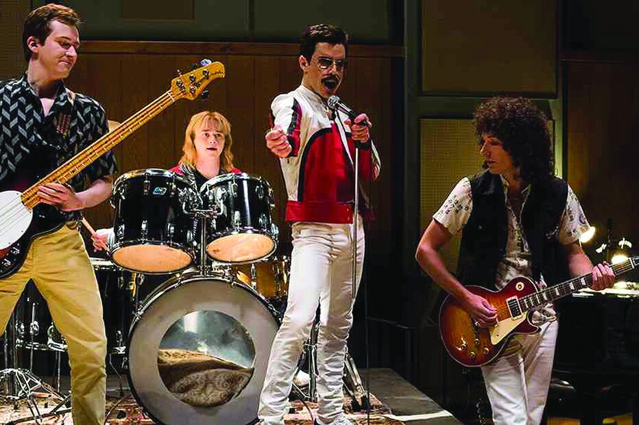 O ator de origem egípcia Rami Malek a interpretar Freddie Mercury numa cena de ‘Bohemian Rhapsody’ 