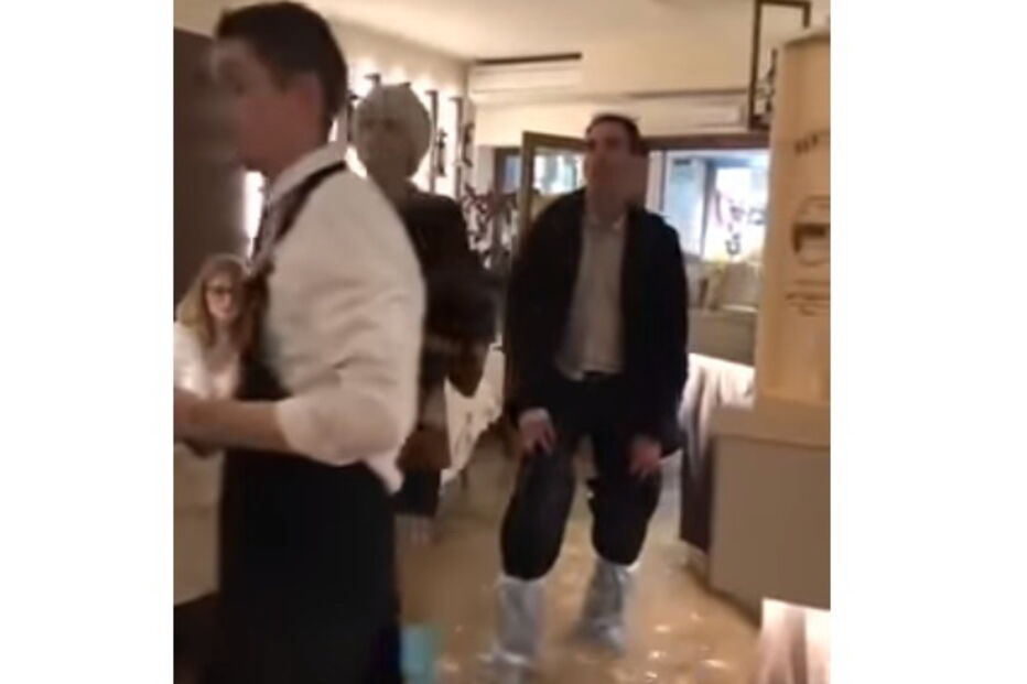 Tempestade em Veneza leva funcionários de restaurante a trabalhar com água pelo joelhos