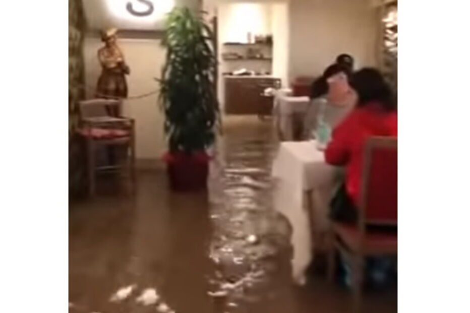 Tempestade em Veneza leva funcionários de restaurante a trabalhar com água pelo joelhos