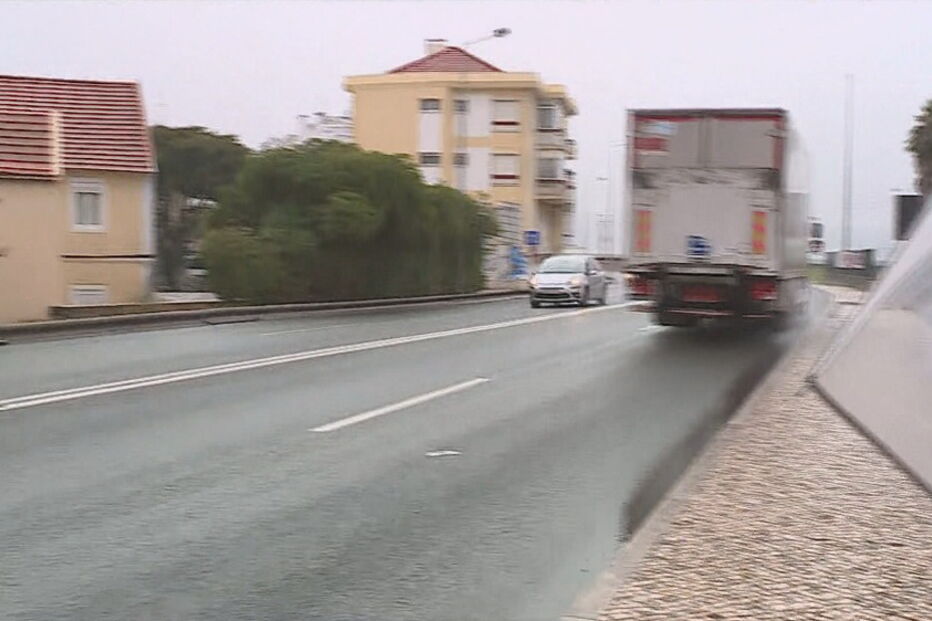 Acidente em Caxias obriga ao corte da Avenida Marginal junto a Caxias 