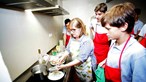 Escola ensina rapazes tarefas domésticas para promover igualdade de género