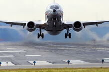 Adormece bêbado em porão de avião e faz viagem de uma hora