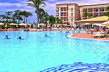 O Hotel Riu de quatro estrelas, composto por 350 quartos e várias piscinas, em Albufeira, é um dos resort mais procurados pelos turistas na região do Algarve