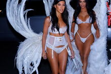 Irmãs brilham com peças sensuais e recriam desfile da Victoria’s Secret