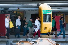 02-10-2013_22_57_47 CP comboios suburbanos cais do sodré.JPG