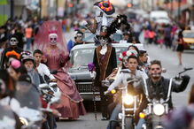 México comemora Dia dos Mortos em espírito de festa