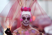 México comemora Dia dos Mortos em espírito de festa